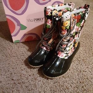 NWT never worn. Via Pinky floral rain boots,